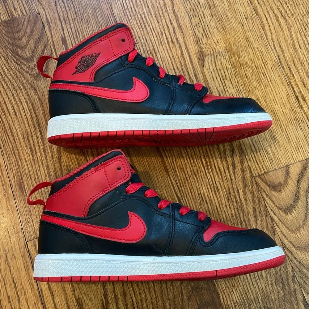 Jordan 1 Retro High Bred Sneakers/Shoes. Size 1Y. Like New Condition.